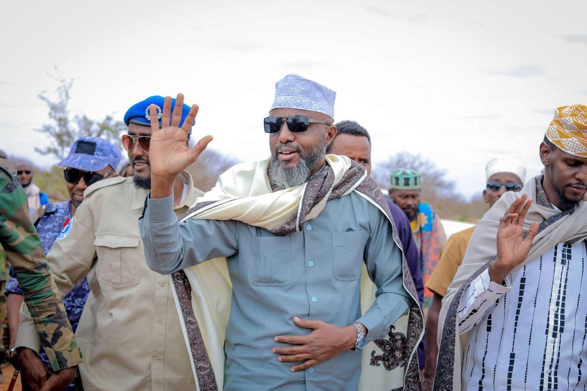 Garaad Jaamac Garaad Cali oo salaamaya bulshada markii uu goobta soo gaadhay.