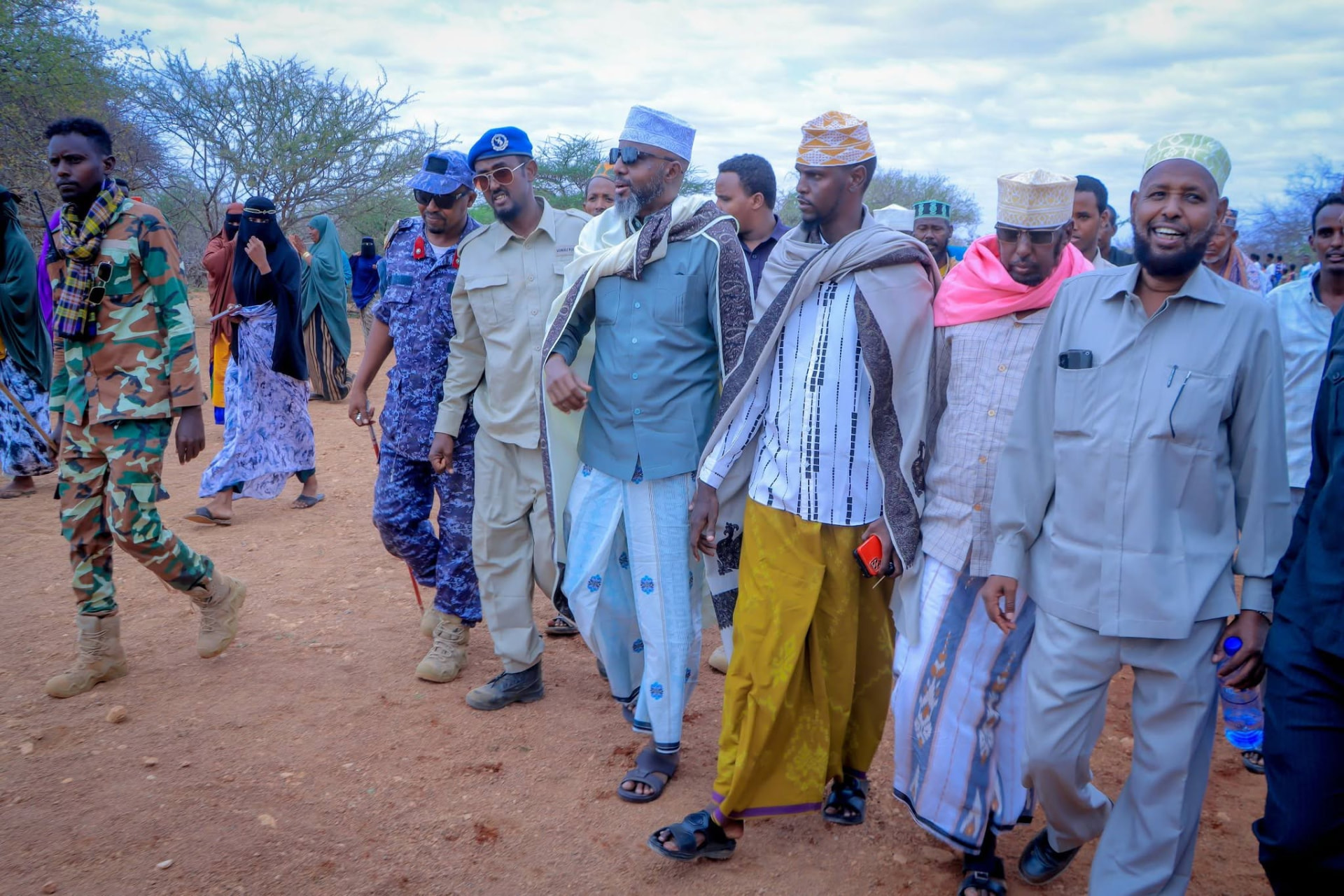 Garaad Jaamac Garaad Cali iyo xubnihii la socday oo u socda goobta kulanka.