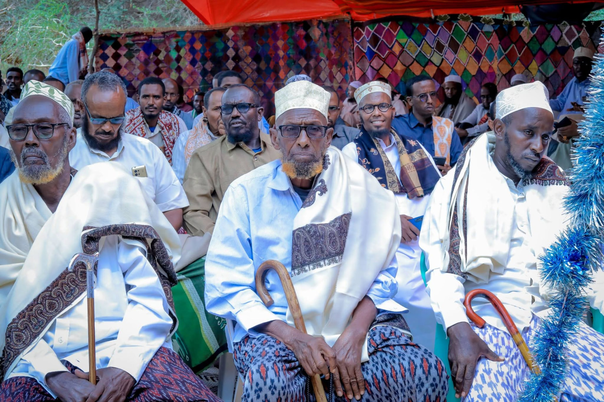 Qaar ka mid ah odayaasha iyo waxgaradka ka qaybgalay kulanka.
